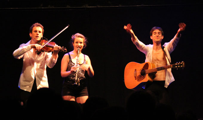 Trois musiciens pour un spectacle réjouissant