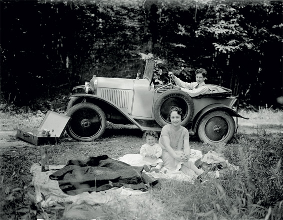 Un pique-nique en famille, vers 1930. Coll. Écomusée du Pays de Rennes, musée de Bretagne.