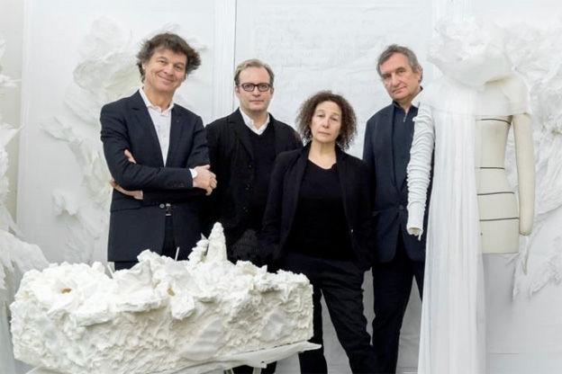 Guy Martin, Hubert Barrère, Claudine Drai et Olivier Kaeppelin dans l’atelier de Claudine Drai devant les oeuvres du Lien des Mondes, janvier 2017. © Adagp, Paris 2017