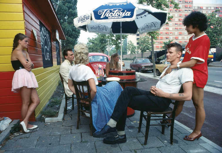 Ed van der Elsken, Des adolescents au look des années 50 devant leur café favori, Amsteradm 1983 (v. 1978) Nederlands Fotomuseum Rotterdam © Ed van der Elsken / Ed van der Elsken Estate