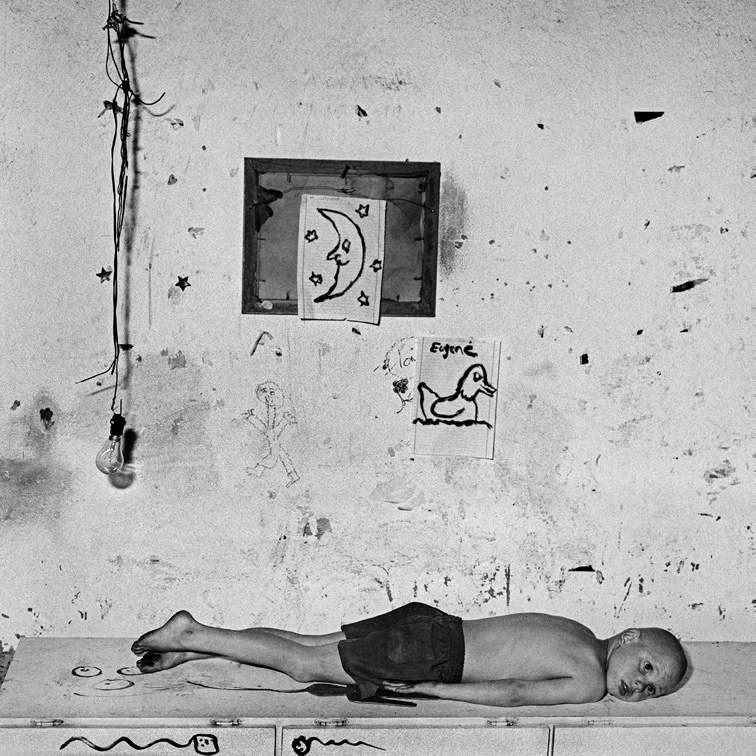 Under the Moon, 2000 Edition 12/20 40 x 40 cm © Roger Ballen / Courtesy Galerie Karsten Greve