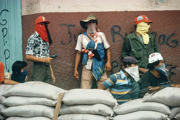 Nicaragua. Muchachos attendant la riposte de la Garde nationale, Matagalpa, Nicaragua, 1978 Installation Mediations, 1978-1982 © Susan Meiselas/Magnum Photos
