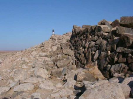 Rampe d’accès à Qal‘at al-Rahiyya, vue vers le nord- ouest. © M.-O. Rousset mission Marges arides