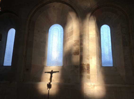 Sylvanès en Aveyron Occitanie. De nouveaux vitraux pour l'abbaye de Sylvanès