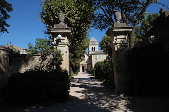 L’allée est longue qui conduit  aux bâtiments...