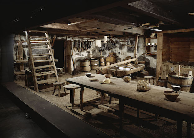 Dans un Buron d’Aubrac vers 1910. Musée des Arts et Traditions Populaires. Paris, 1975 - Mucem, Marseille © RMN-Grand Palais  / Christian Jean