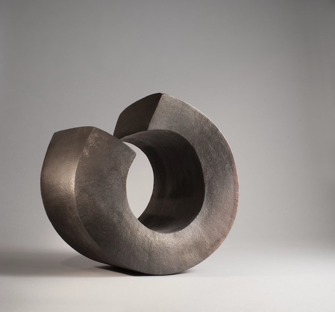 Mireille Moser. Modelage de plaques de grès  H 35cm L.38cm P.16cm © Alberto Ricci