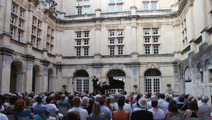 Concert dans la belle cour du château de Suze-la-Rousse © DR