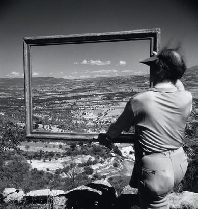 Willy Ronis. Le peintre André Lhote encadrant la vallée d’Apt, Gordes (Vaucluse), 1947