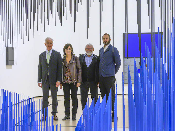 Juan Ignacio Vidarte, Directeur Général du Musée Guggenheim Bilbao ; Anne et Cristóbal Soto, Fille et fils de l'artiste et Manuel Cirauqui, curateur du Musée Guggenheim Bilbao.