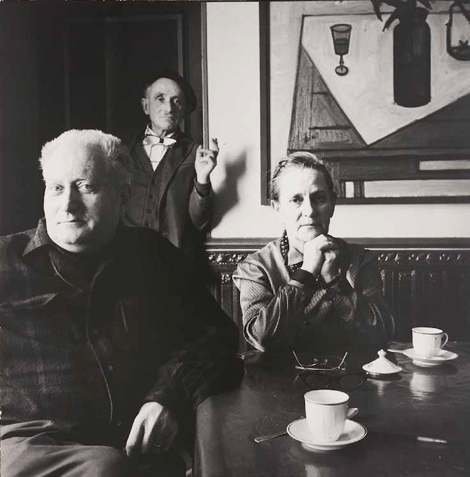 Irving Penn, Jean Giono, Élise Giono et Lucien Jacques au Paraïs, Manosque, 1957. Tirage de travail offert à Jean Giono par le photographe. Association des Amis de Jean Giono © The Irving Penn Foundation