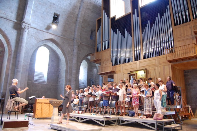 Répétition 2019 de l’Atelier choral-production sous la direction de Bernard Tétu dans l’abbatiale de Sylvanès © DR