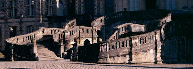 L’escalier en fer à cheval du château de Fontainebleau. Attribué à Jean Androuet du Cerceau architecte, 1632-1634. Prise de vue 1998.