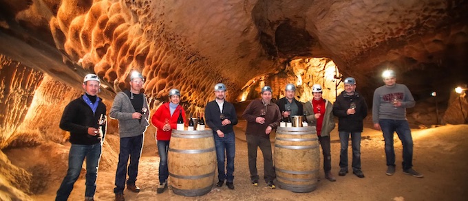 Des Vignerons d'Ardèche font vieillir leurs vins  dans la Cave Naturelle de la Grotte de Saint-Marcel d'Ardèche © DR