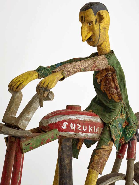 Marionnette, motard, Fin du 20e siècle - Mali, culture bozo, malinké ou bamana Bois peint, textile, caoutchouc, cordelette Don d’Armand Avril photographie musée des Confluences, Olivier Garcin