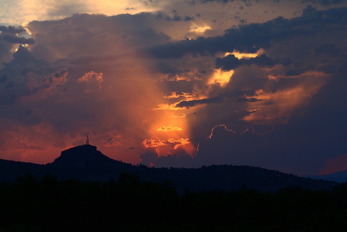 Ciel incandescent au dessus du Rocher de Sampzon @ Sébastien Gayet