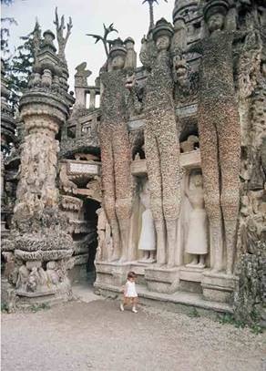 Robert Doisneau, Sans Titre (Les Trois géants du Palais idéal du facteur Cheval), Années 1970  Courtesy Atelier Robert Doisneau