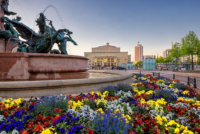 Leipzig Opera with Mende Fountain © Philipp Kirschner