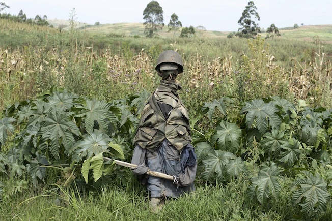 Un mannequin de soldat congolais monte la garde © Dieudonné Dirole pour la Fondation Carmignac