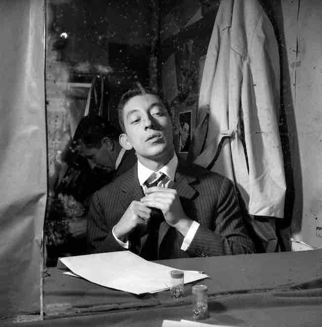 Serge Gainsbourg au théâtre de l’Étoile Paris 1959 © Studio Lipnitzki / Roger-Viollet