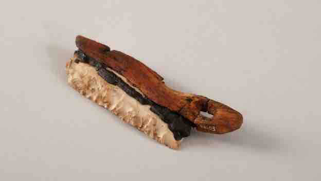 Couteau à moissonner (2786-2702 av. J.-C.) Suisse, Saint-Blaise, Bains des Dames. Silex, bois, brai de bouleaux © Laténium