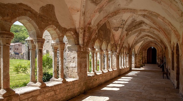 Sylvanès, galerie du cloître © Abbaye de Sylvanès