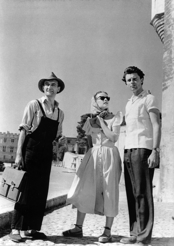 Jean Vilar, Jeanne Moreau et Gérard Philipe sur la place du Palais des Papes, Avignon, 1951 © Serge Lido