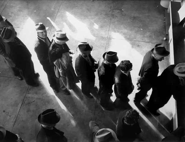 Dorothea Lange (1895-1965), File d'attente à la Sécurité sociale, San Francisco, Californie, 1938, tirage argentique moderne à partir du négatif original, c. 1990, don Sam Stourdzé © The Dorothea Lange Collection, Oakland Museum of California