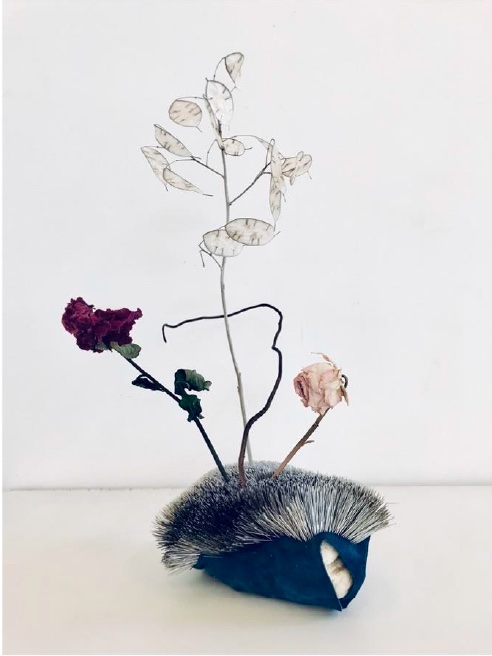 Nawelle Aïnèche. Ikebana 2021 Épingles, cuir, pierre, fleurs séchées 30 x 50 cm