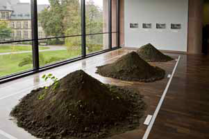 Yoko Ono. Three Mounds, 1999/2008. Installation view © Philipp Ottendorfer. Courtesy of Kunsthalle Bielefeld Yoko Ono. Three Mounds, 1999/2008. Installation view © Philipp Ottendorfer. Courtesy of Kunsthalle Bielefeld
