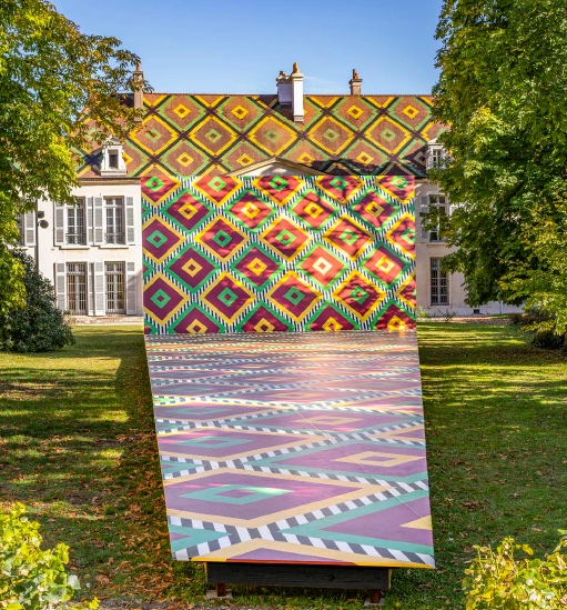 Photo-souvenir : Daniel Buren, Point de vue ascendant, travail in situ, oct. 2021, Hôtel de la Thoison, Banque de France, Dijon, Photo : Bruce Aufrere / TiltShift © Daniel Buren/Adagp