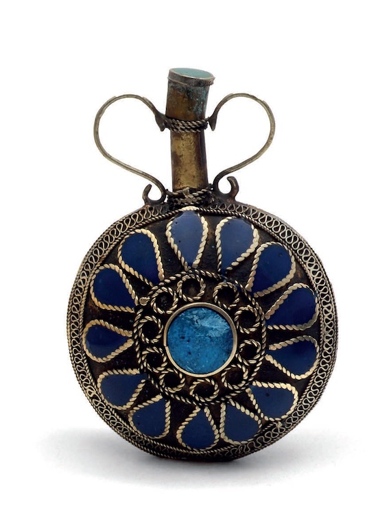 Pot à khôl XXe s., Bahreïn Métal argenté et émaillé, turquoise. Musée International de la Parfumerie. Don Leblanc