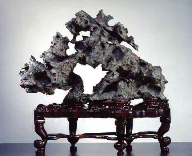 Pierre de Lettré Chine, province de Guangdong, préfecture de Ying Pierre de Ying, socle en bois de hongmu. H 0.71 m, L 0.75 m, Prof 0.23 m Achat 2004 Inv 004.1.2 - Musée départemental des Arts asiatiques, Nice © droits réservés