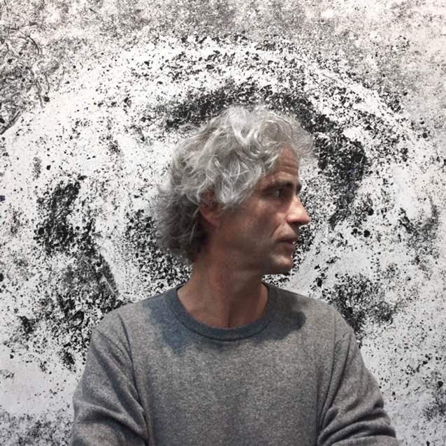 Éric Bourret devant une oeuvre de Cradle of Humankind, une des séries de l’exposition Terres