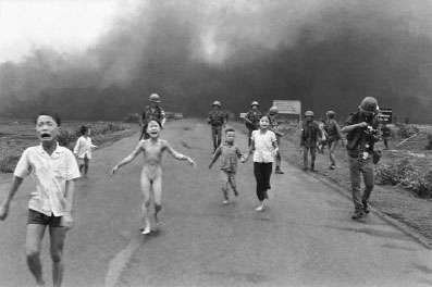 Nick UT « Napalm Girl », village de Trang Bang, Vietnam du Sud