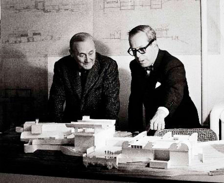 Josep Lluís Sert et Joan Miró devant une maquette de la Fondation Maeght. © Archives Fondation Maeght