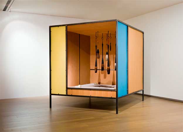 Su-Mei Tse, Bleeding Tools, en collaboration avec Jean-Lou Majerus, installation 260 x 228 x 255 cm, 2009. Courtesy de l’artiste et de Eslite Gallery Taipei.