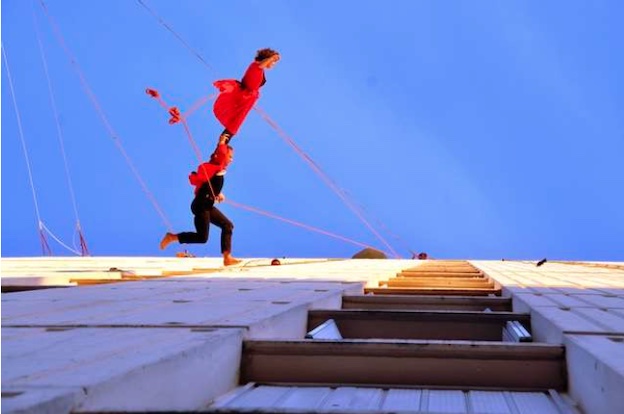 VERTICAL’ÉTÉ Vol éphémère CIE LES TÊTES BÊCHES © Hippolyte Jacquottin