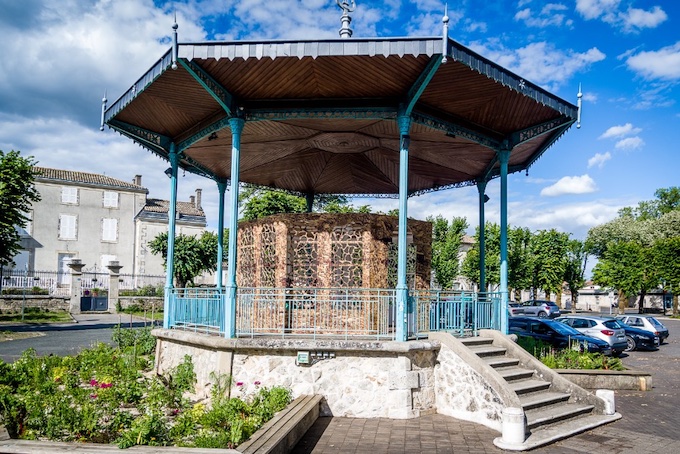 Vue de l'oeuvre de Ladislas Combeuil, Portique, 2022. @ Didier Darrigrand Vue de l'oeuvre de Ladislas Combeuil, Portique, 2022. @ Didier Darrigrand