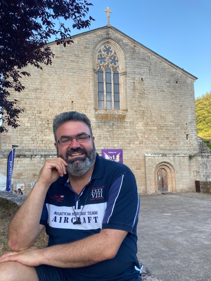 Eliya devant l’abbatiale de Sylvanès © DR