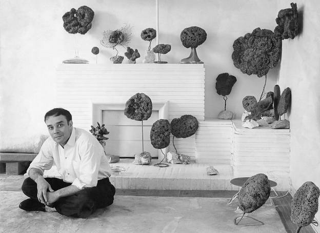 Yves Klein dans son atelier entouré de ses Sculptures Éponges, Paris, 1959, © Succession Yves Klein c/o ADAGP, Paris, 2022 - © Photo : Georges Véron