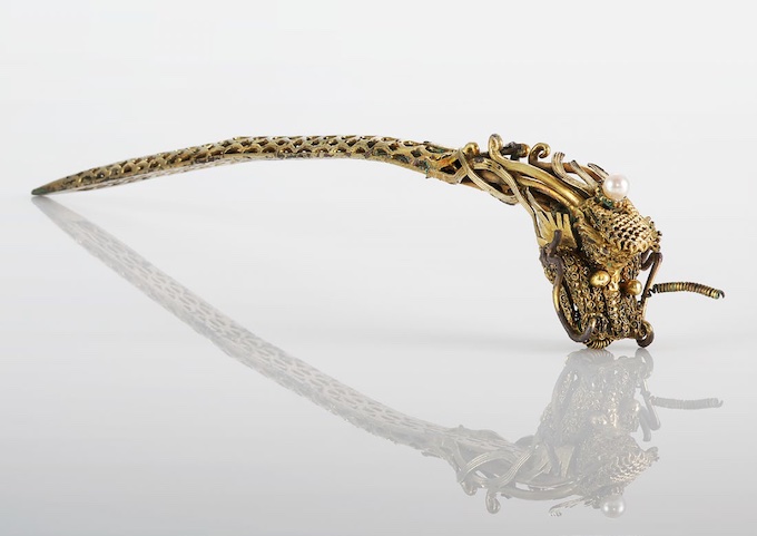 Ornement pour cheveux avec décor de dragon Argent doré, gemmes Dynastie Qing, 1644-1911 © collection Mengdiexuan