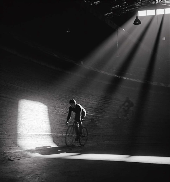 Cycliste sur piste vers 1938. © Atelier Robert Doisneau