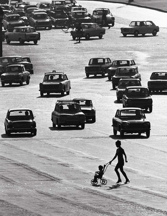 « La meute », Paris, 1969. © Atelier Robert Doisneau.