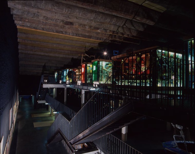 Vue intérieure du MIAM et des vitrines de Bernard Belluc. Photo de François Lagarde