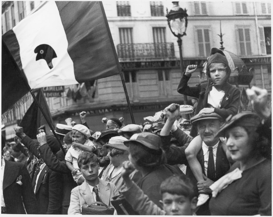 Willy Ronis, Pendant le défilé de la victoire du Front populaire rue Saint-Antoine, Paris, 14 juillet 1936