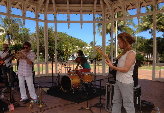 Kiosque de la place de cocotiers Nouméa samedi matin 18 octobre 2014 10h45