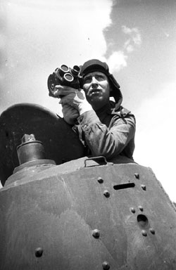 L’opérateur A. El’bert en train de filmer une opération de reconnaissance, 1943. © RGAKFD