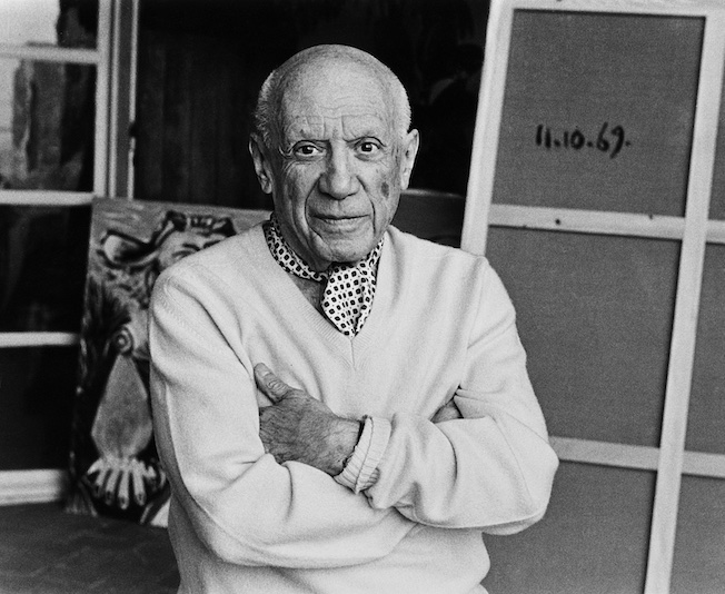 Pablo Picasso dans son studio © Atelier Lucien Clergue, SAIF, 2023 © Succession Picasso 2023