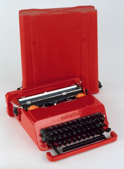 Olivetti, Ettore Sottsass et Perry KingSottsass King (designers intégrés), 1969, machine à écrire portable. Collection MAMC+ © Yves Bresson/MAMC+ © Adagp, Paris, 2023